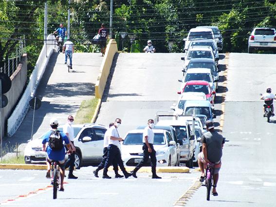 Com filas e muitas reclamações, idosos esperaram até 4 horas para serem vacinados